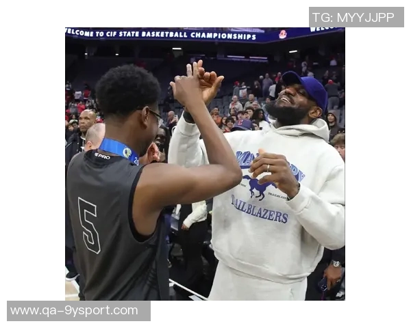 老父亲的骄傲詹姆斯分享多张身穿儿子布莱斯球衣观赛的温馨瞬间